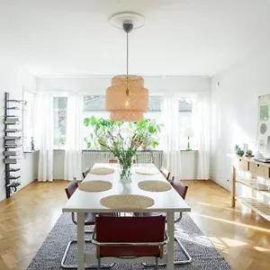 I Ett Lugnt Och Centrumnära Villaområde Lägenhet